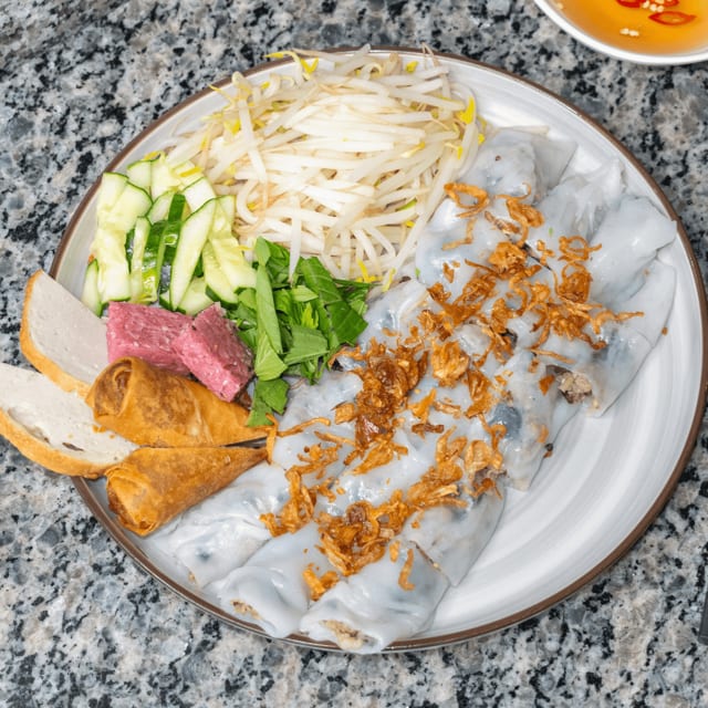 Steamed rice rolls.