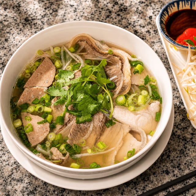 Phở Đặc Biệt (Special Combination Phở).